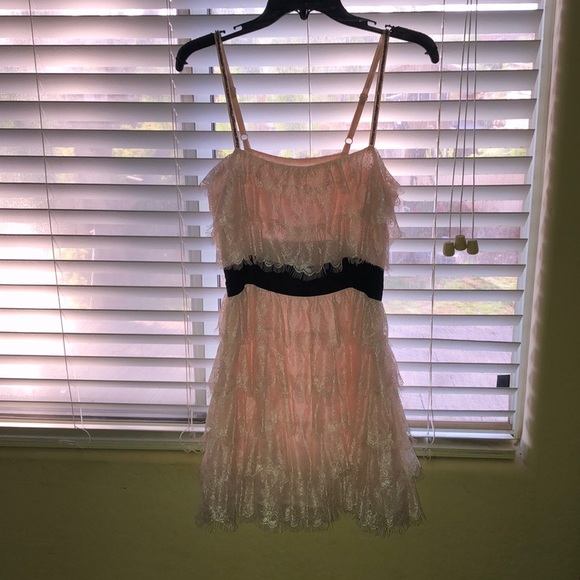 Very cute short Lacey dress - Picture 1 of 2